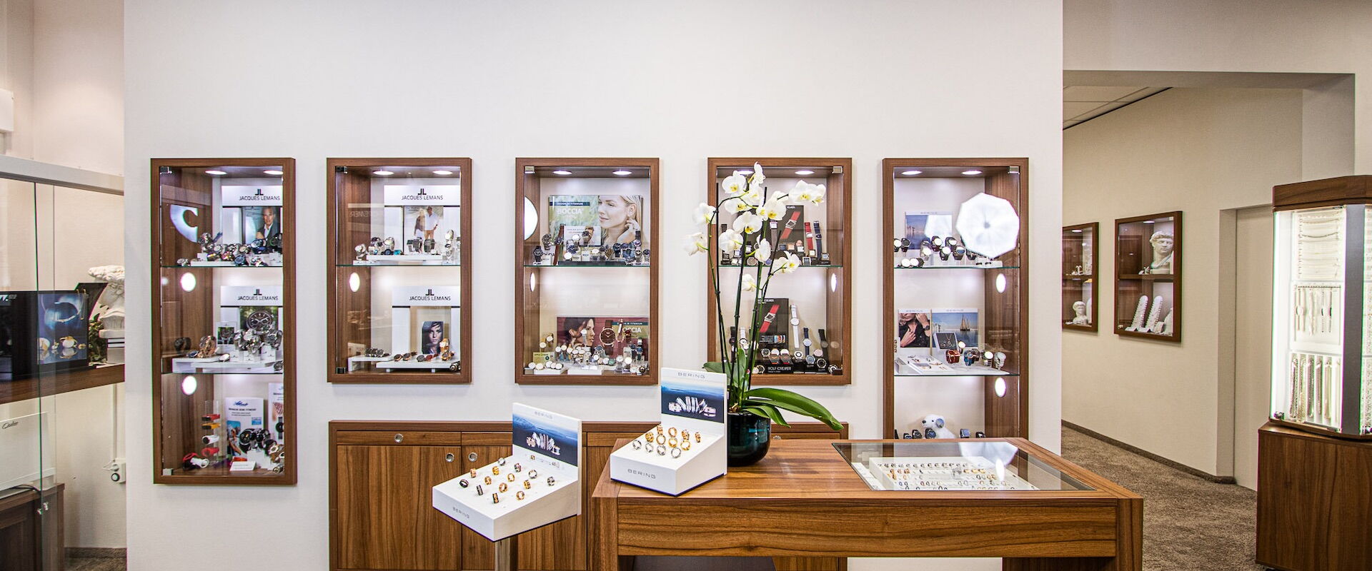 Beratungsgespräch mit Kundin bei Juwelier Drees