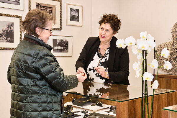 Kundenberatung bei Juwelier Drees